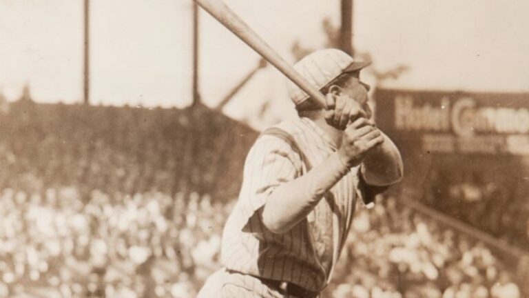 El bate de Babe Ruth alcanza una cifra récord de $1,85 millones de dólares durante una subasta