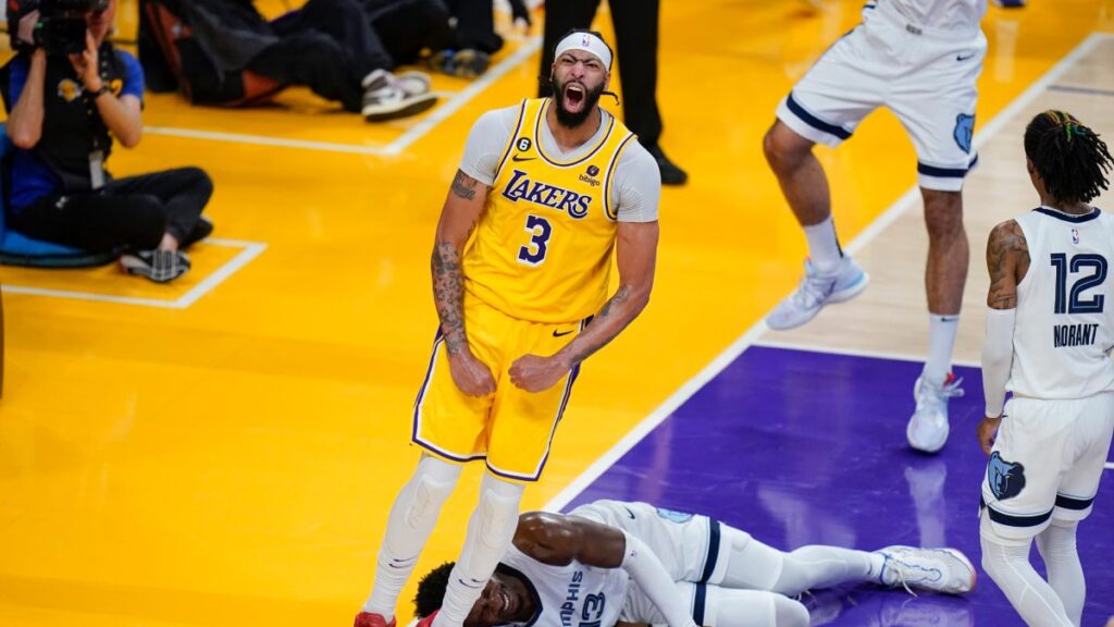 Lakers resuelve una serie de playoffs en su arena por primera vez desde 2012
