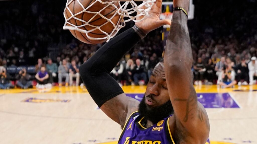 Los Lakers de Los Angeles vencieron a los Suns de Phoenix para mantener la esperanza de evitar el Play In.