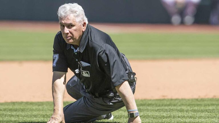 El umpire Larry Vanover,  hospitalizado tras recibir pelotazo en la cabeza