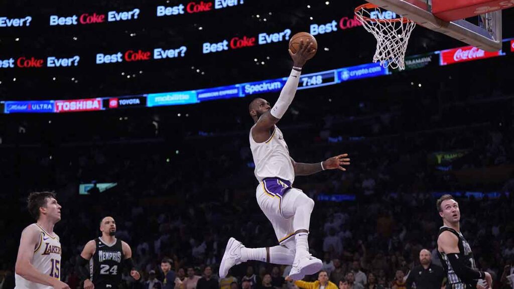 LeBron James fue gran protagonista en el triunfo de Lakers, Reuters