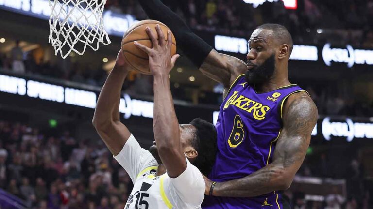 Lakers evita el colapso en Utah gracias a LeBron James y aseguran el boleto al Play In
