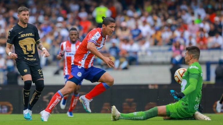 ¡Julio González se luce con cuatro atajadas en menos de un minuto y salva a Pumas!