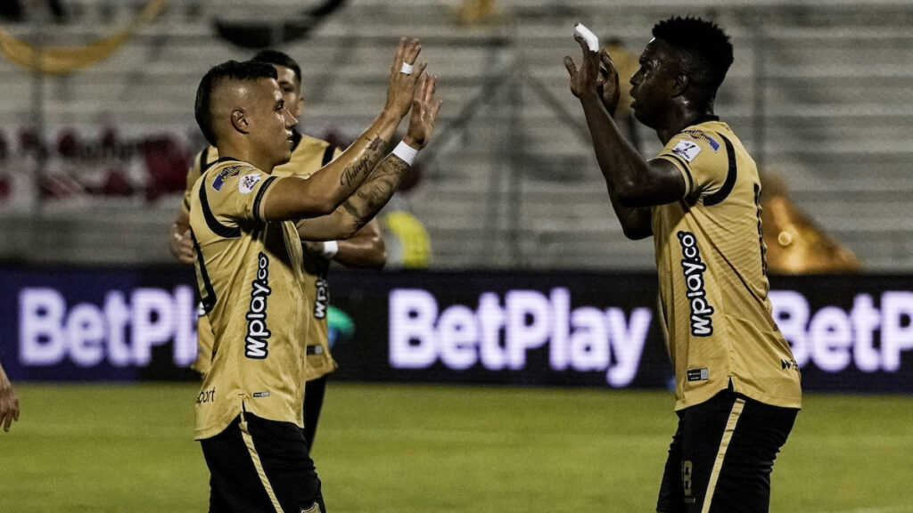 Jhon Fredy Salazar y Marco Pérez celebran un gol. - Vizzor Image.