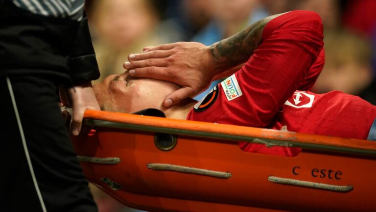 Manchester United: Martínez dice que ‘salió muy bien’ de su cirugía