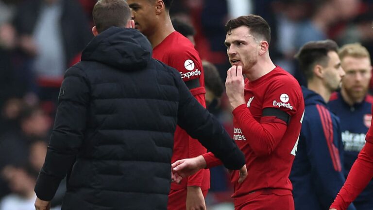 ¡Insólito! Codazo del juez de línea a Robertson en el partido entre Liverpool y Arsenal