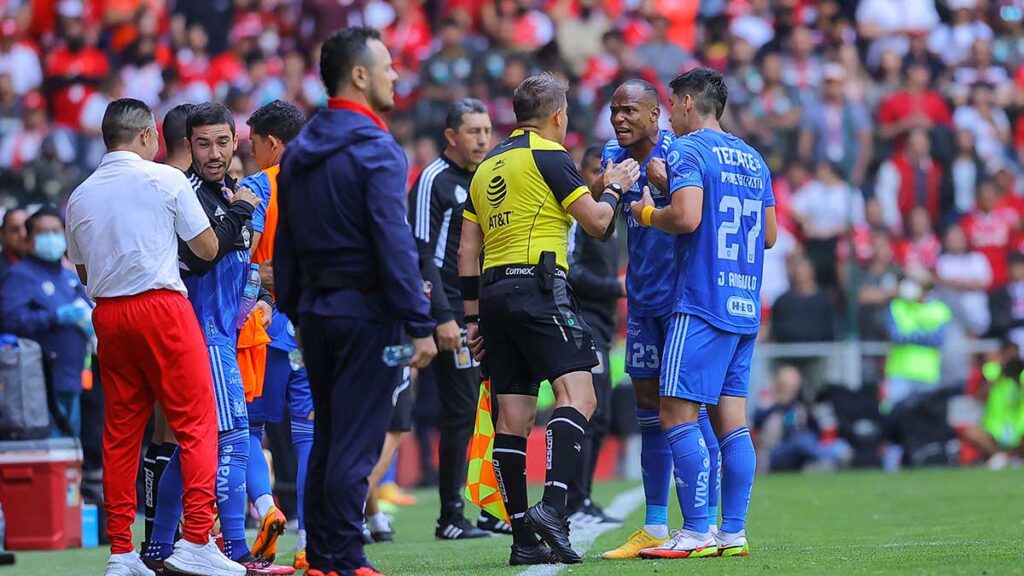 Luis Quiñones salió expulsado al minuto 29 en una polémica jugada. Imago 7