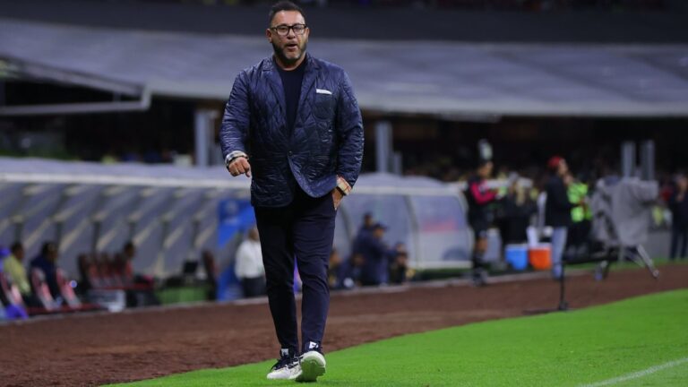 Intenso primer tiempo entre América y Pumas; Antonio Mohamed se fue expulsado