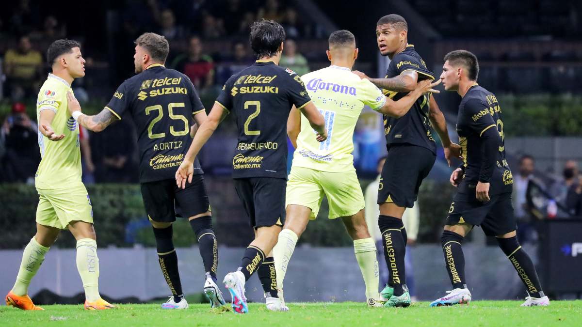 Mexico City, Mexico. 30th Sep, 2015. Cruz Azul's goalkeeper Jesus Corona  celebrates a goal during the match of 2015 Opening Tournament of MX League  against Atlas in Mexico City, capital of Mexico