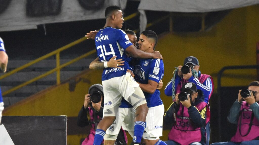 El abrazo de gol de los jugadores de Millonarios. Vizzor Image