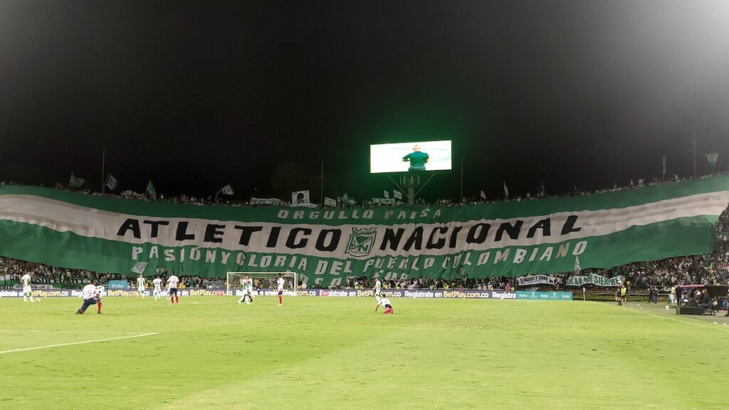 Bandera gigante de la hinchada de Nacional/VizzorImage.