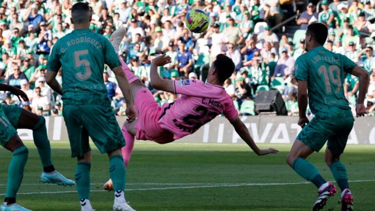 ¡Impresionante! César Montes anota un golazo de chilena en el Betis vs Espanyol