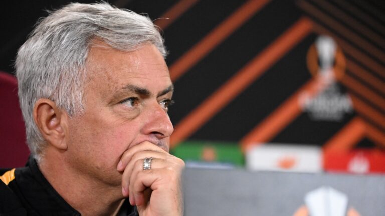 Mourinho no subestima a Santi Giménez: “Tenemos que respetarlo”