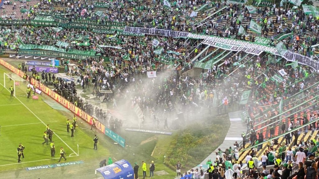 Imagen de lo que pasó en la tribuna sur. Así se veía desde la platea.