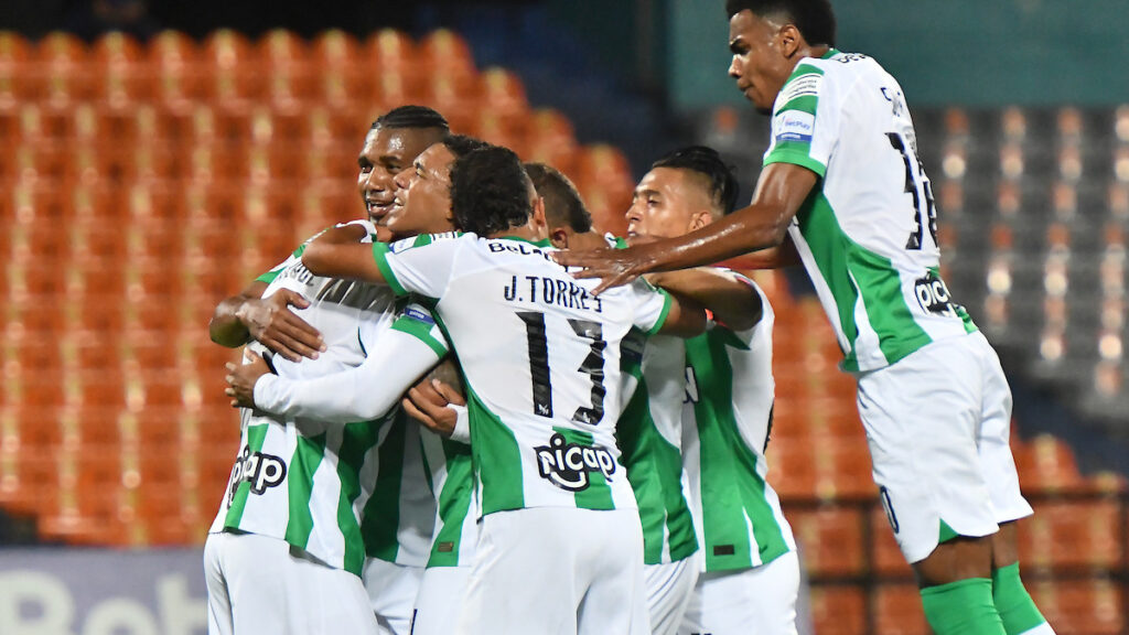 Jugadores de Nacional celebran un gol. - Vizzor Image.