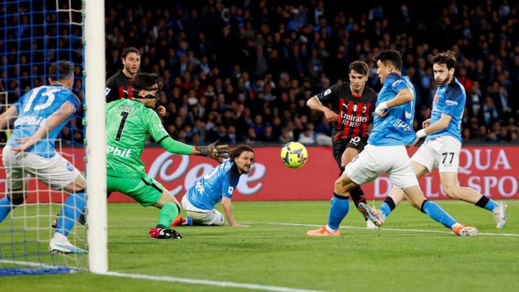 El Napoli del Chucky Lozano cayó goleado en su propia casa ante el actual campeón de la Serie A, el Milan.