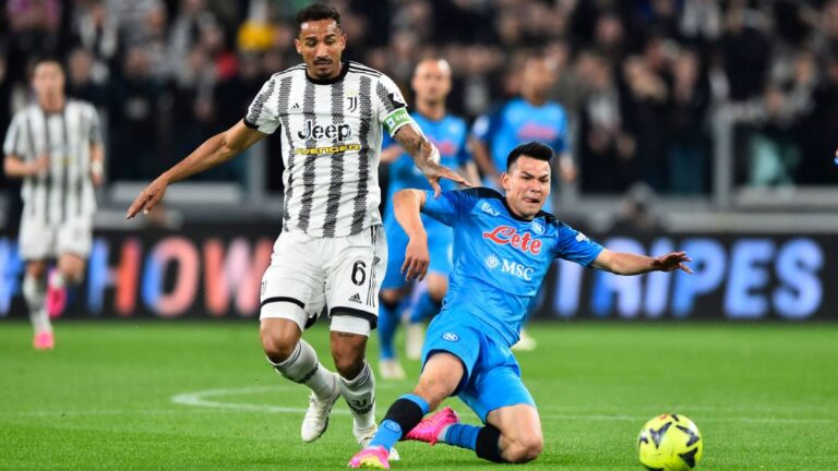 Juventus vs Napoli: ¡Chucky Lozano sale del terreno de juego!