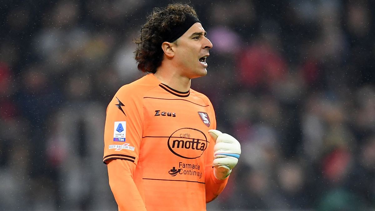 Ochoa recibe elogios por su trabajo con el Salernitana