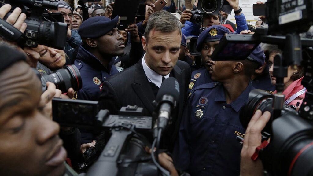 Oscar Pistorius sale de la Corte Suprema, el martes 14 de junio de 2016. - AP.