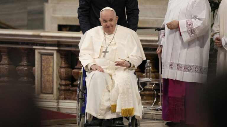 Papa Francisco se pierde el Via Crucis del Viernes Santo por el mal clima y su enfermedad