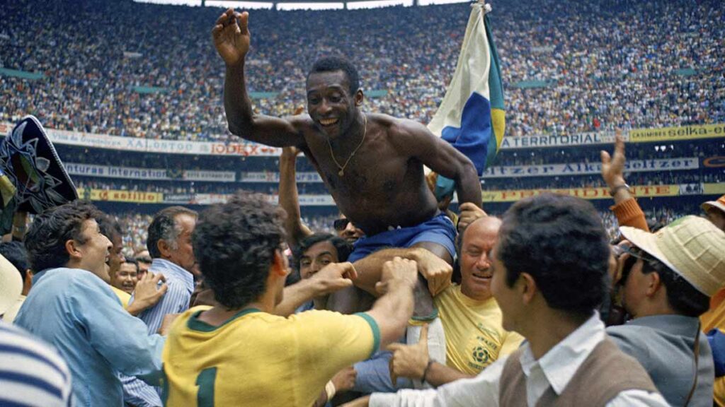 Pelé es alzado en hombros tras conquistar con la selección de Brasil la Copa del Mundo en México 70. AP
