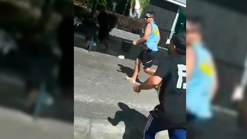 Momento de la agresión a los hinchas de Colo Colo que paseaban por Medellín. Captura