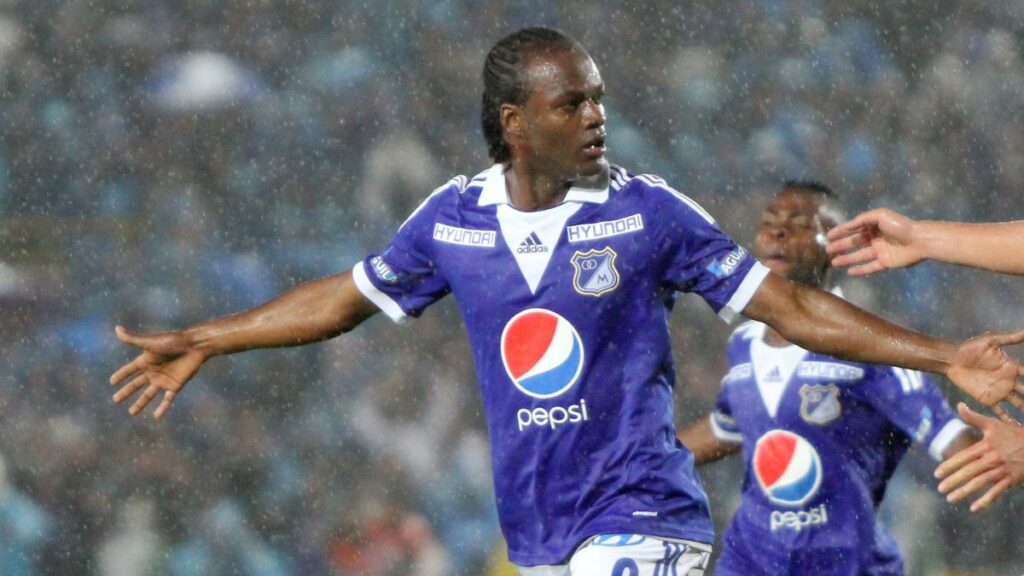 Jorge Perlaza celebra un gol con Millonarios. - Vizzor Image.