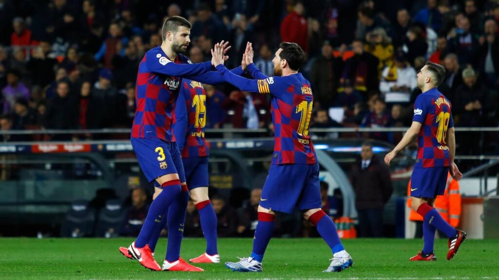 Piqué y Messi festejan un gol del FC Barcelona en el 2020. | Reuters.