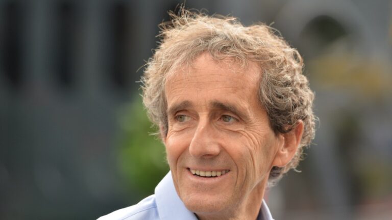 Alain Prost analiza: “Checo Pérez no quiere dar ni un paso atrás contra Verstappen, ha demostrado que puede ganar”