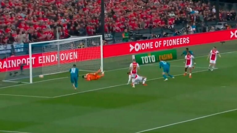 Edson Álvarez pierde la marca en gol del empate del PSV