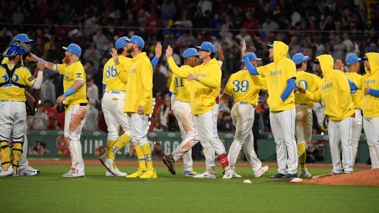 Boston mantiene la suerte de amarillo y derrota a los Angels