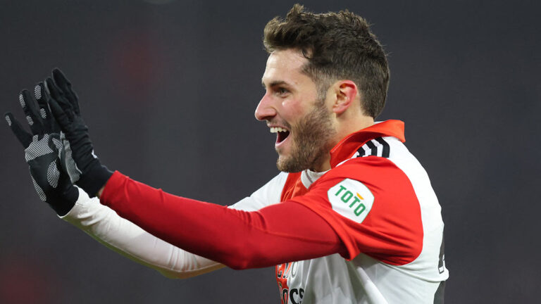 ¡Espectacular ovación a Santi Giménez! La afición del Feyenoord se rinde ante el mexicano
