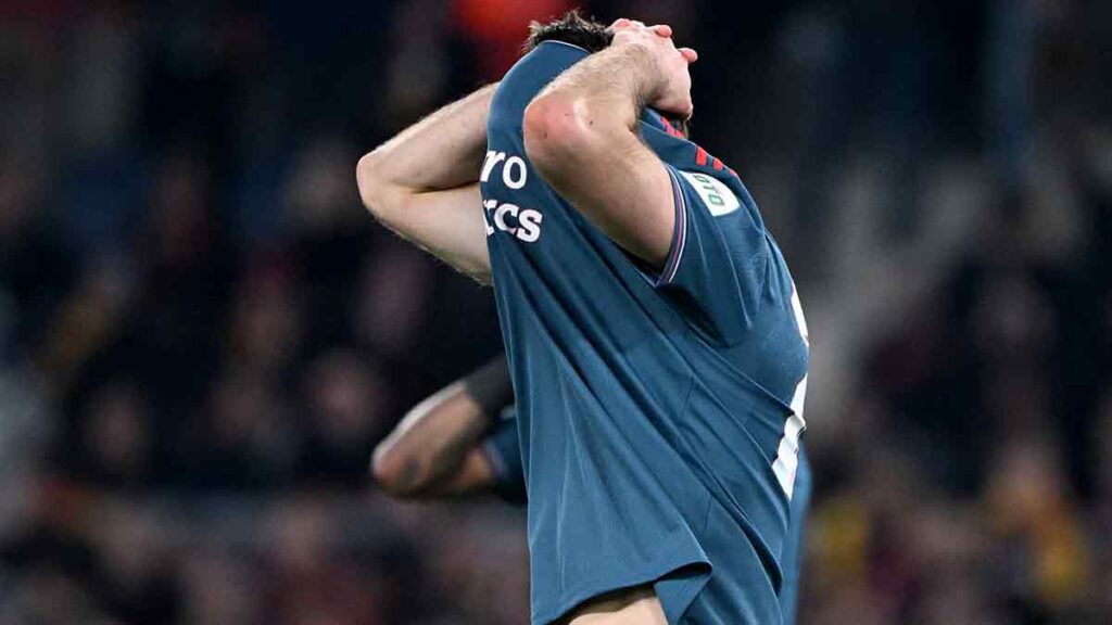 Santiago Giménez se fue expulsado del encuentro del Feyenoord ante la Roma | Reuters