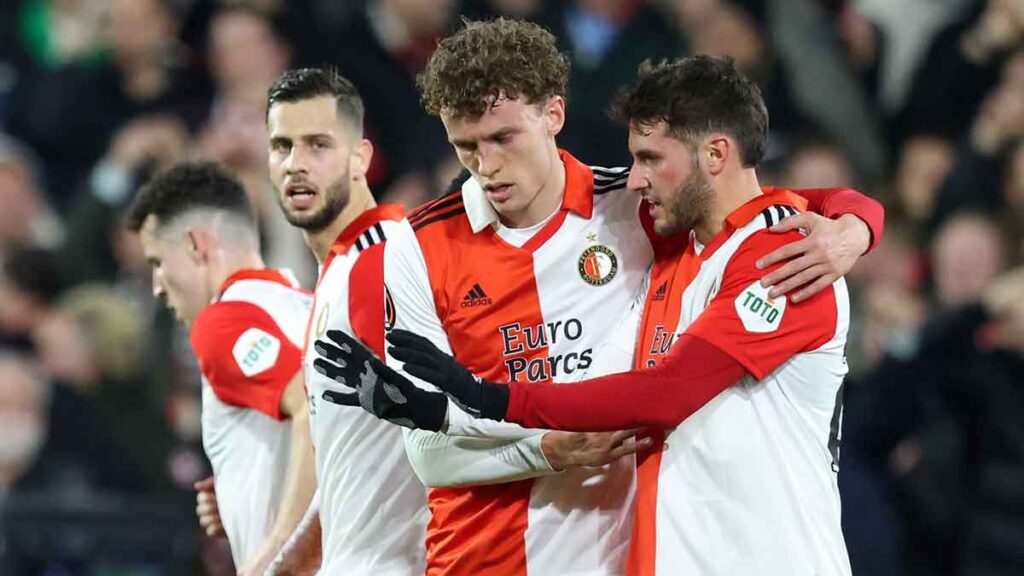 Santi Giménez colaboró en el triunfo del Feyenoord. Reuters