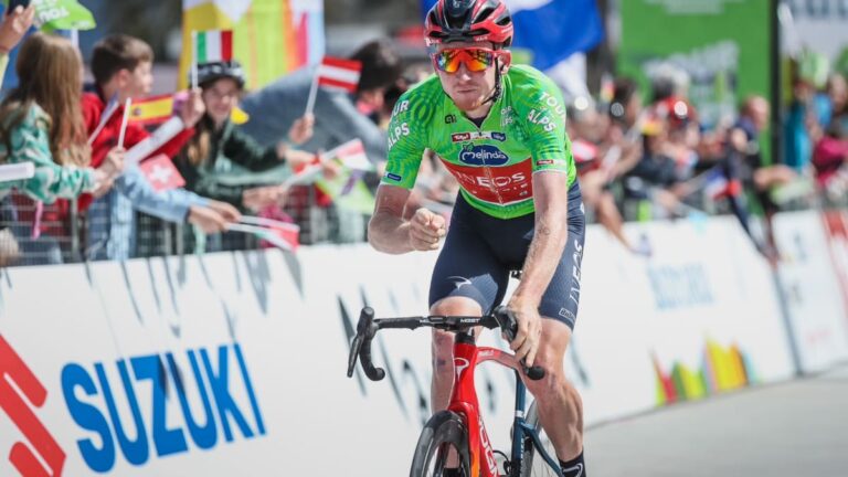 Tao Geoghegan Hart vuelve a ganar en Los Alpes y Buitrago es el nuevo líder de la montaña