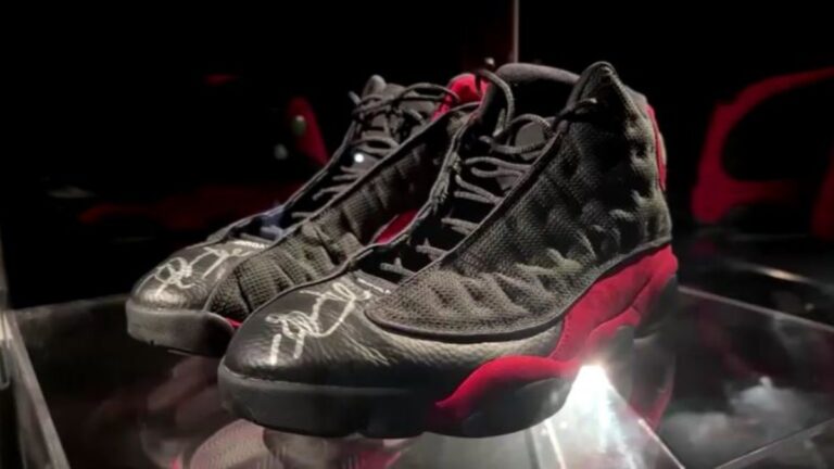 Subastan zapatillas de Michael Jordan en 2,2 millones de dólares