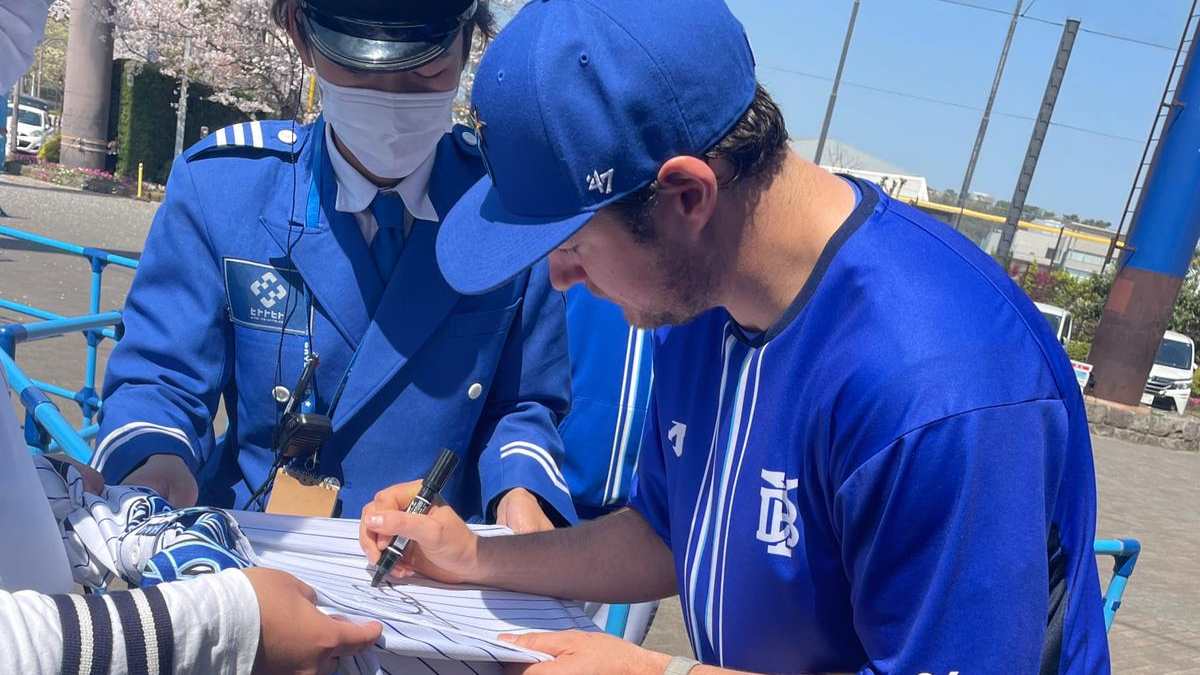 Trevor Bauer picks up 4-1 victory in debut with Yokohama