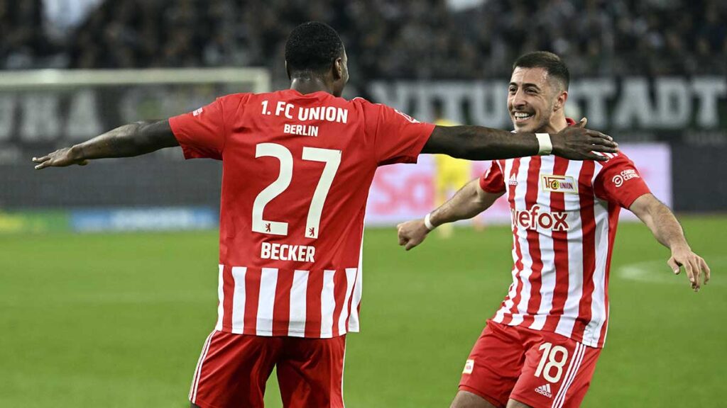 Sheraldo Becker del Unión de Berlín celebra su gol con Josip Juranovic. AP