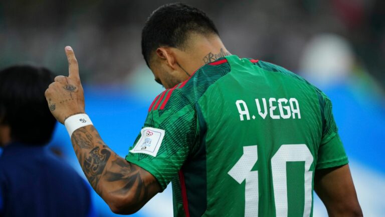 Alexis Vega: “México es el más grande, pero lo tiene que demostrar cada en cada clásico”