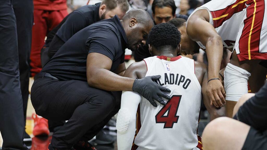 Compañeros y personal del Heat de Miami atienden a Victor Oladipo. Reuters