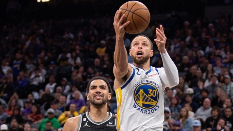 Warriors se acercan a playoffs tras victoria contra Kings
