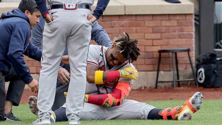 El terrible pelotazo que recibió Ronald Acuña Jr en el hombro que prende las alarmas en los Braves