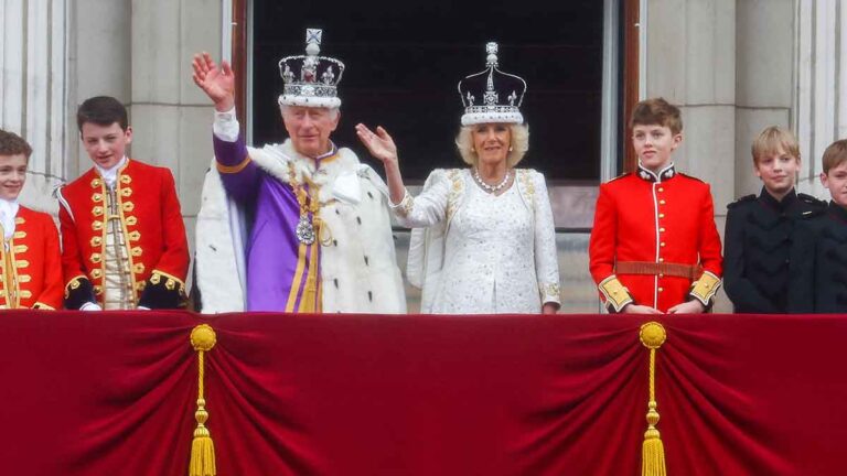El Rey Carlos III es coronado en Inglaterra en una ceremonia ante miles de personas