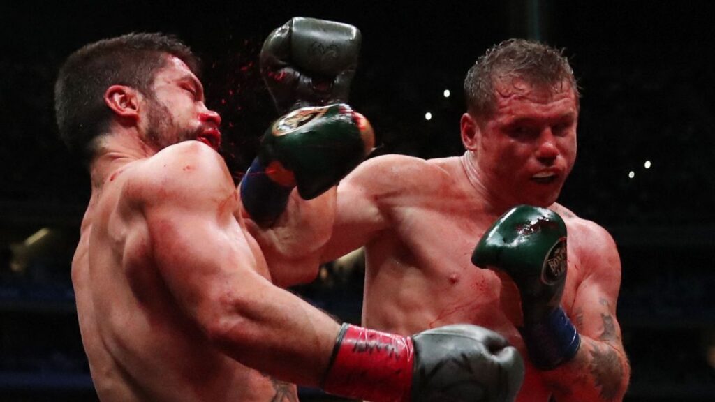 Canelo Álvarez en una pelea con John Ryder| Reuters