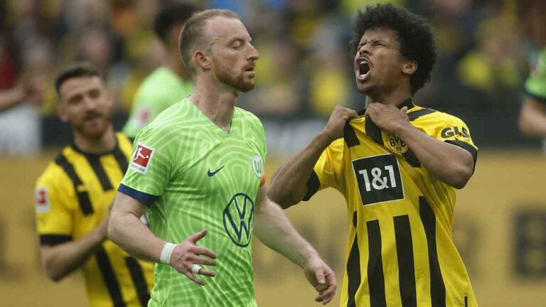 El Dortmund golea al Wolfsburgo y se acerca al Bayern en la cima