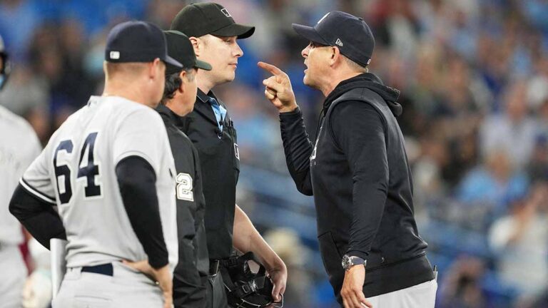 La MLB suspende un juego al mánager de los Yankees, Aaron Boone, por altercado con los umpires