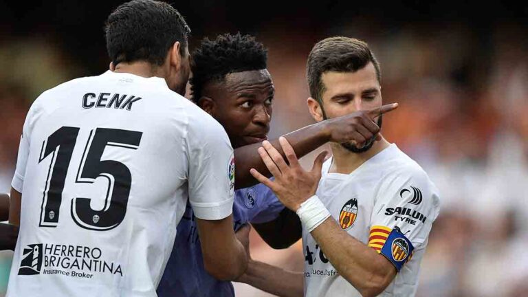 Vinicius se lanza contra un aficionado del Valencia por un insulto racista