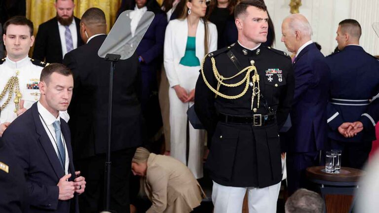 Sa’Myah Smith, jugadora de LSU, se desmaya en plena ceremonia con Joe Biden en la Casa Blanca