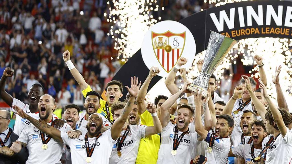 El Tecatito Corona celebra el título del Sevilla sin estar inscrito en el torneo