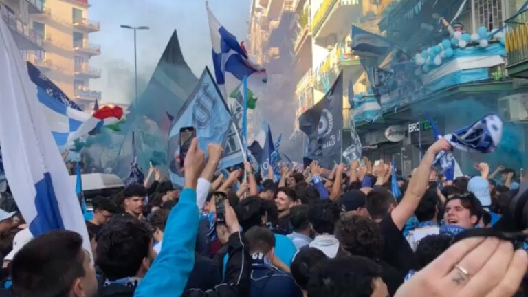 Aficionados del Napoli campeón inundan las calles para festejar el título de la Serie A 2023
